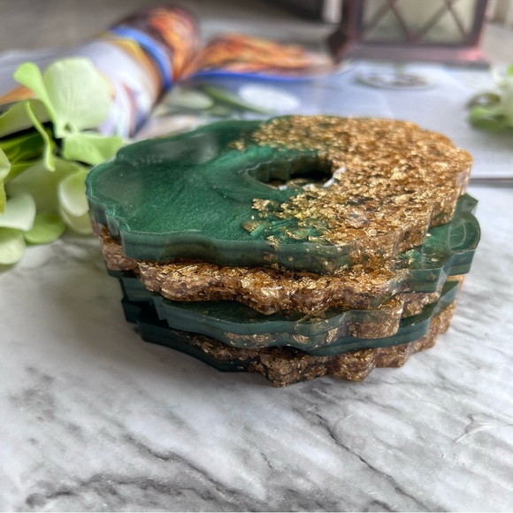 🍀Handmade Green & Gold Leaf Resin Geode Coasters Set - Picture 3 of 9